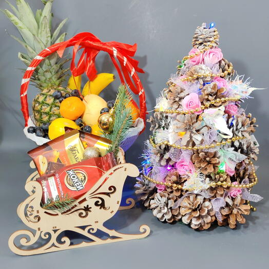 Елка сани и фруктовая корзина на новый год в подарок