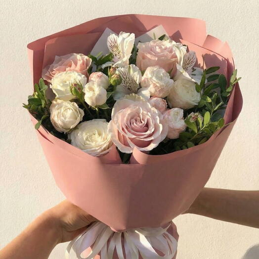 Авторский букет Французская элегантность — французские розы, кустовые розы и альстромерии