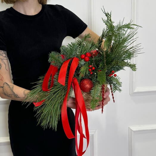 Чудесная новогодняя композиция с лентами и декоративными игрушками в красных тонах