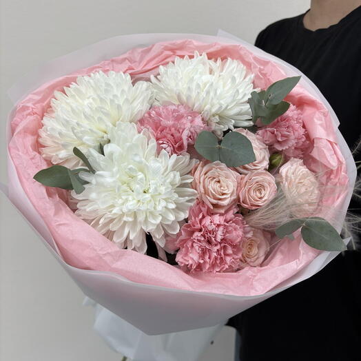 Букет из одноголовых хризантем, кустовых пионовидных роз и диантусов