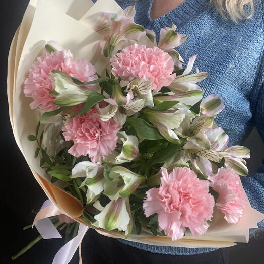 Букет из диантусов, альстромерий