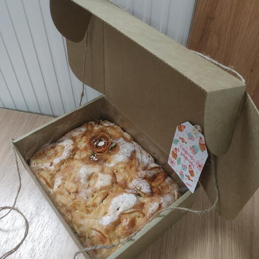 ""Яблочный пирог с корицей и розой"