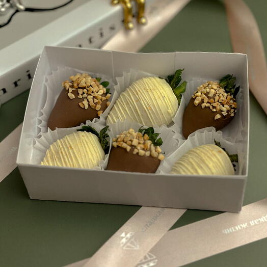 Клубника в белом и молочном шоколаде, 6 шт