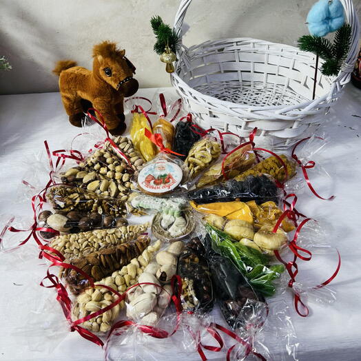 Цукаты ,орехи ,пряник и лошадка в корзине