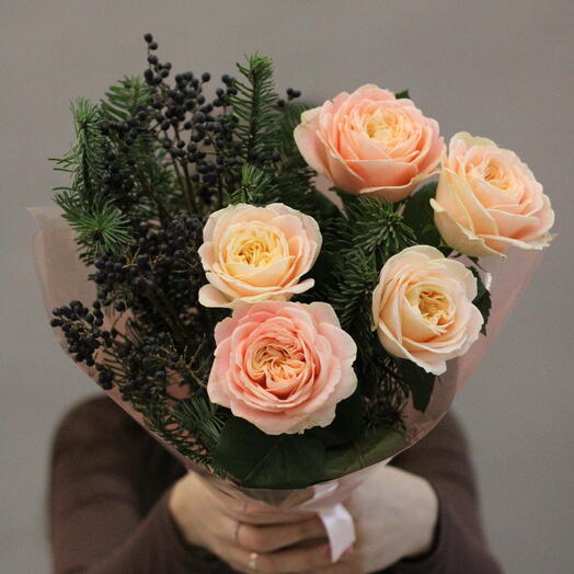 Зимний букет из пионовидных роз, ели и ягод