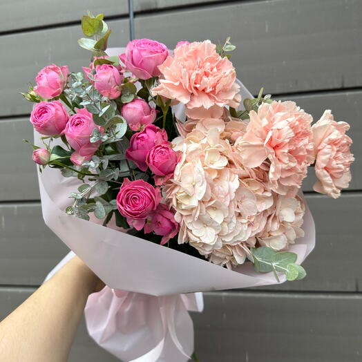 Кустовая пионовидная роза, диантусы и гортензия с эвкалиптом