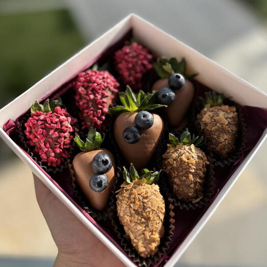 Клубника в шоколаде в коробочке 9 шт