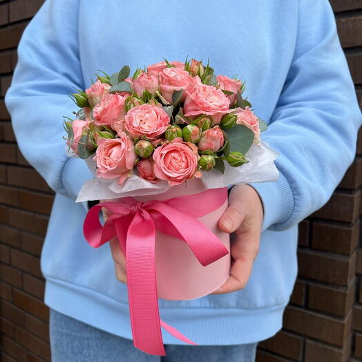 Кустовые пион розы с эвкалиптом в шляпной коробке