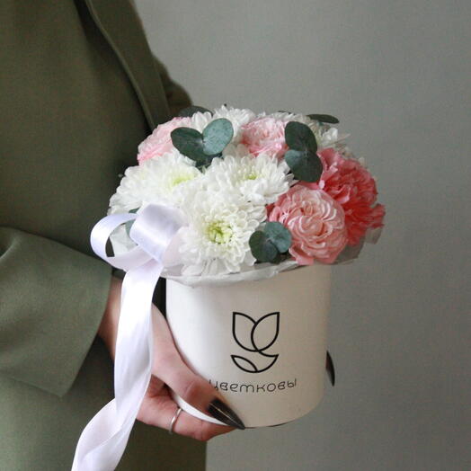 Композиция в коробке с хризантемой, диантусами и розами