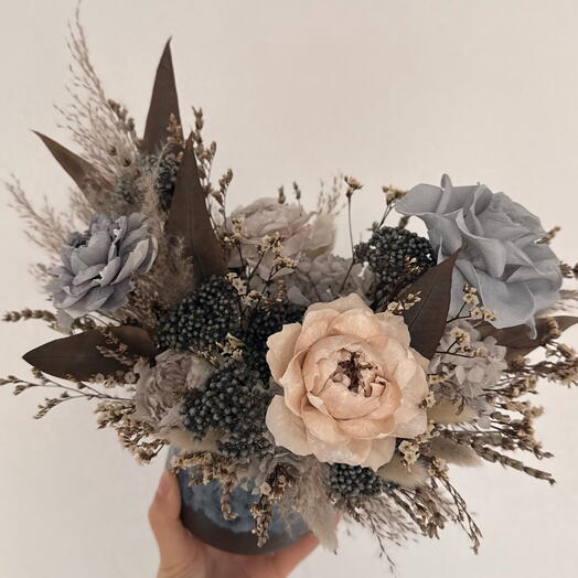 Композиция в керамическом кашпо с пионовидными розами