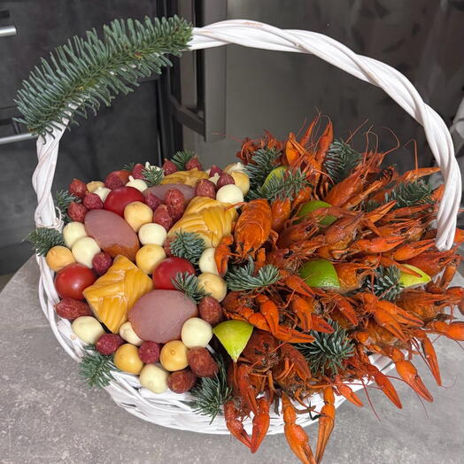 Корзина с копченностями и раками ассорти