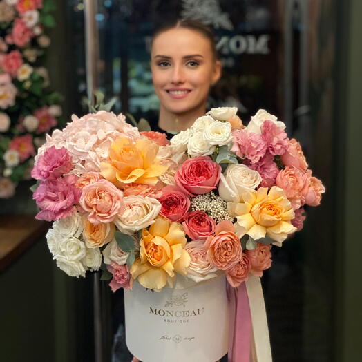 Golden Blush Couture — люксовая цветочная композиция в коробке