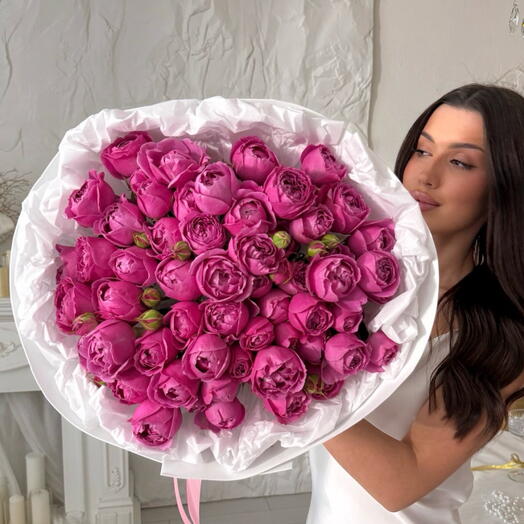 Букет розовых пионовидных роз в дизайнерской упаковке 🌸 Размер М