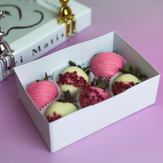 Клубника 6 шт. в белом и розовом шоколаде