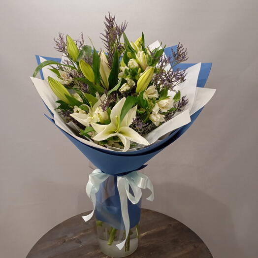 Белые лилии, альстромерии и лимониум