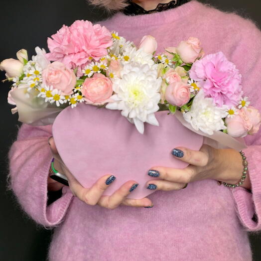 Цветы в коробке сердце