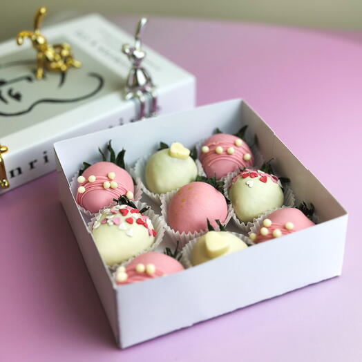 Клубника в белом и розовом шоколаде 9 шт