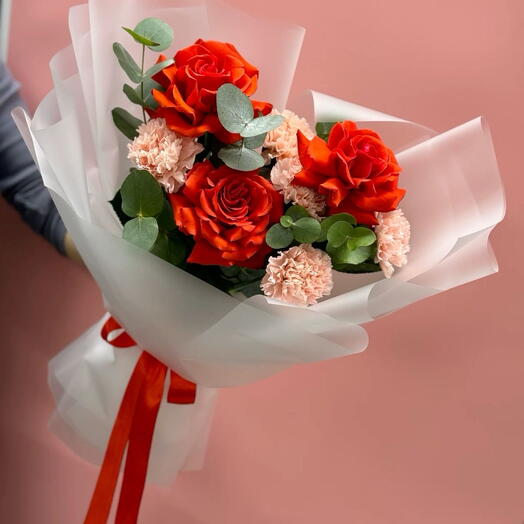 Букет из роз и диантуса