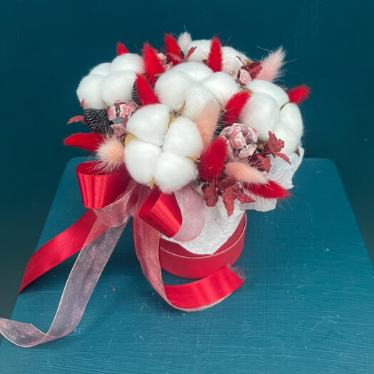 Композиция с сухоцветами «яркая нежность»