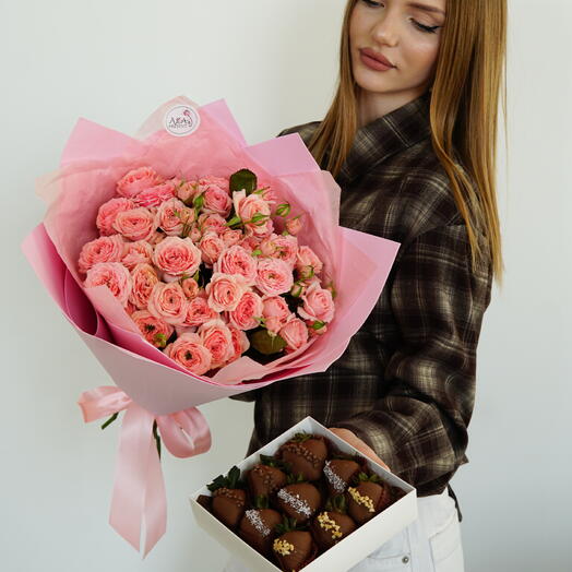 Комбо набор с цветами и клубникой в шоколаде - PINK