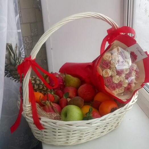 Корзина большая с фруктами, клубникой и розами из шоколада