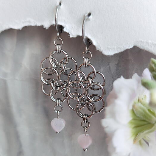 Chainmail earrings with pink hearts