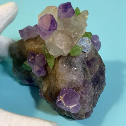 Композиция из камней и кристаллов Coolcrystals 069: флюорит, аметист, хризолит, горный хрусталь, лунный камень