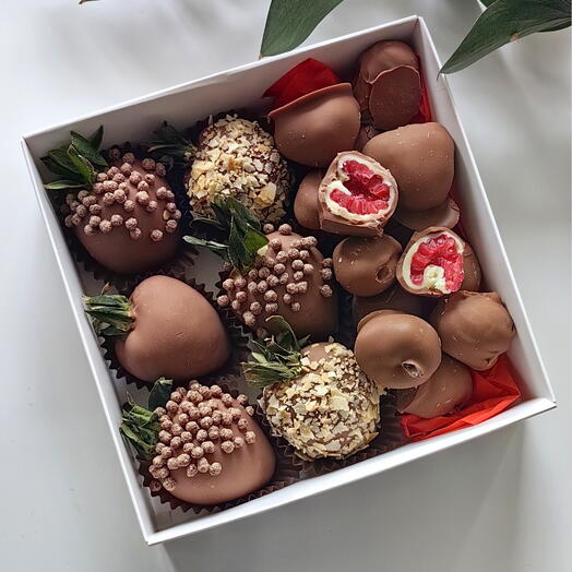 Клубника и малина в шоколаде