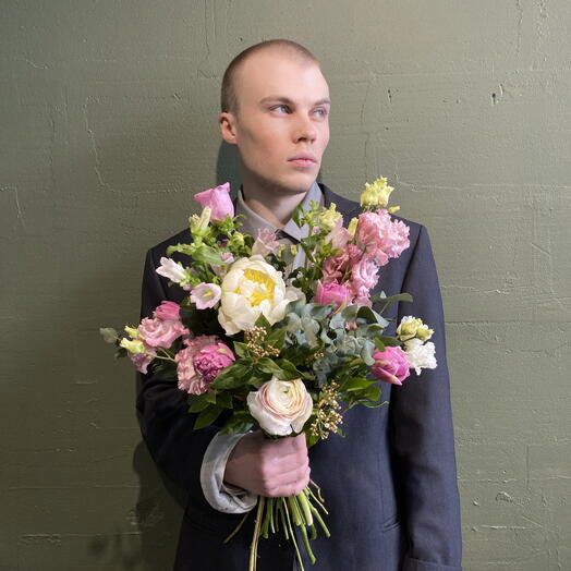 Нежный букет из пиона, тюльпанов и лютиков