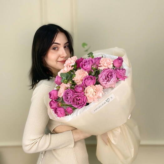 Яркий букет из диантусов, кустовой розы Мисти Баблс и эвкалипта 122