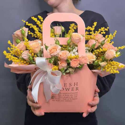 Букет из Мимозы, Кустовой розы и Гипсофилы в стильной сумочке🩷