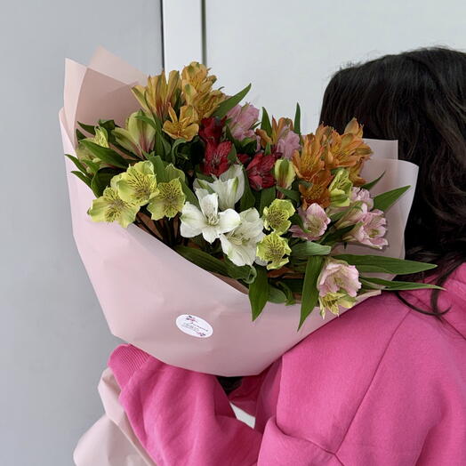 Bouquet with alstroemeria mix