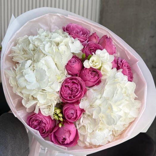 Нежное облачко из пионовидных роз и гортензии 🌸