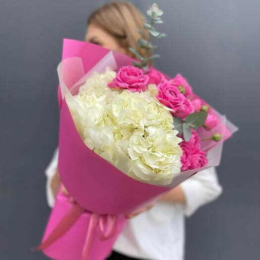 Ramo con Hortensia, rosa arbusto en forma de peonía, eucalipto