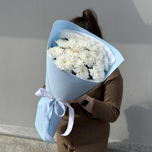 Букет из 5 пушистых хризантем в голубом оформлении