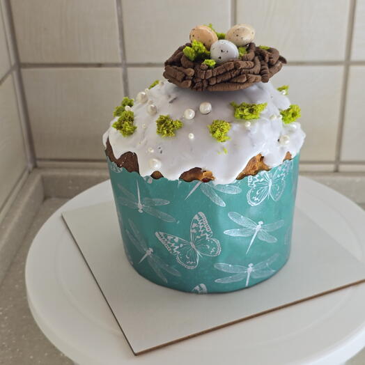 Пасхальный кулич с гнездом и шоколадными яйцами