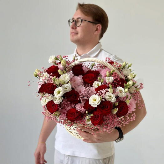Корзина из роз, хризантем, гипсофилы и эустомы L