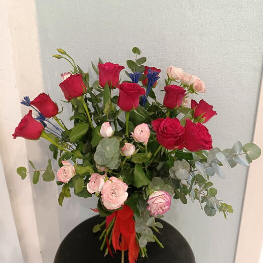 Bouquet of red roses and eustoma