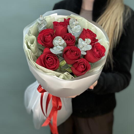 Красные розы и эвкалипт