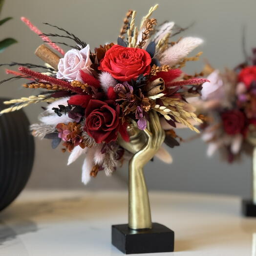 Эффектная мини-композиция с живыми вечными растениями в стильном оформлении