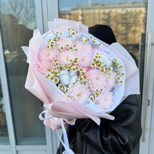 Нежный букет с хризантемой и ромашкой