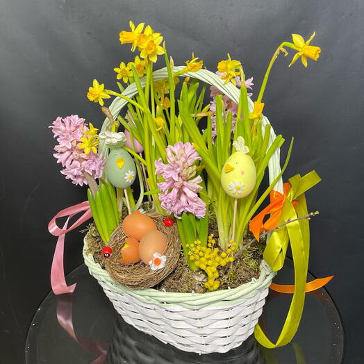 Большая корзина с нарциссами, гиацинтами и пасхальным декором