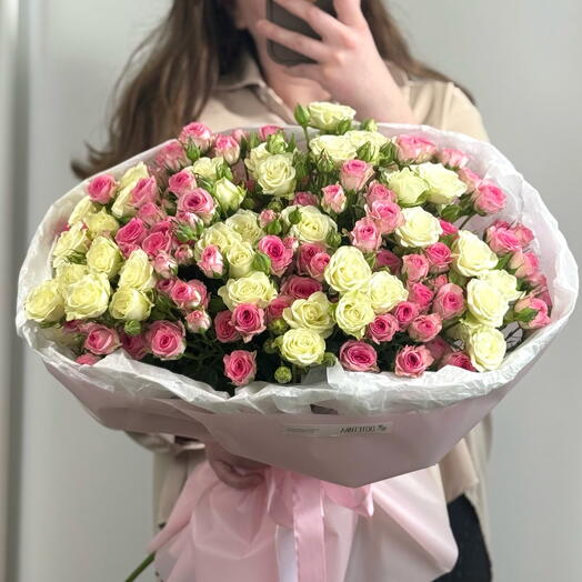Монобукет из 25 кустовых роз бело-розовых