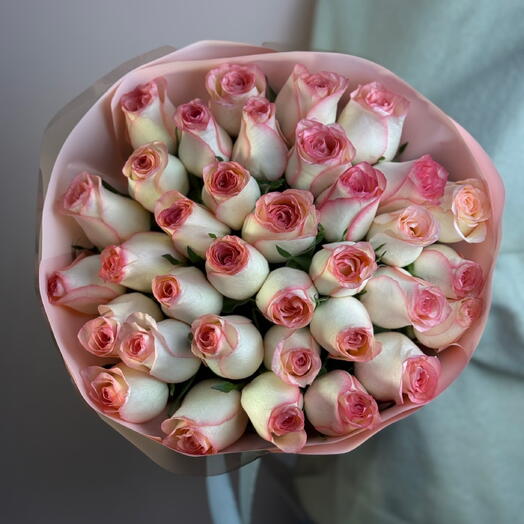 35 розовых роз