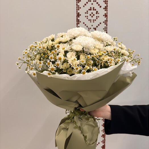 Букет из хризантем и ромашек «Полянка счастья»
