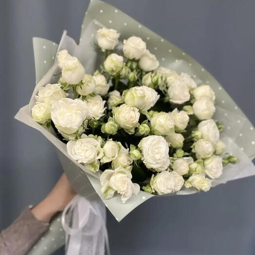 Букет из белых кустовых роз