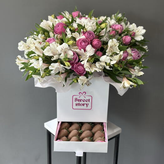 Шкатулка с альстромерией, пионовидной розовой и клубникой в молочном шоколаде