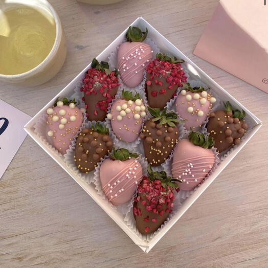 Клубника в шоколаде "Love" (12-16 ягод)