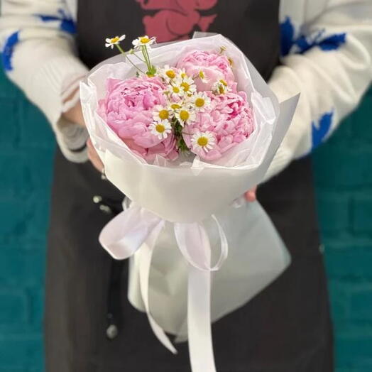 Букет из 3 пионов и ромашки