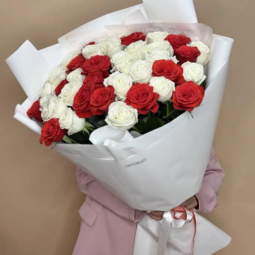 Букет из красных и белых роз 🌹